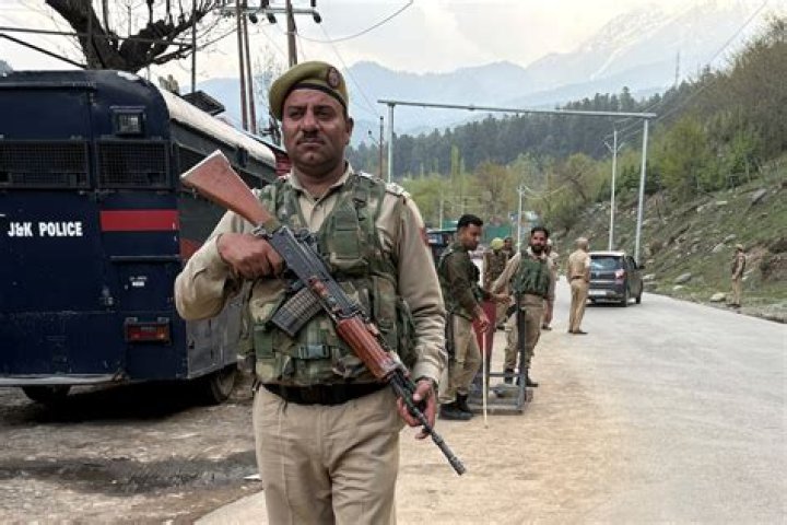 What are the issues causing conflict in Kashmir?
